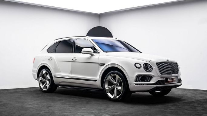 Used Bentley Bentayga I, 6.0 l, 2017 in Dubai by Al Ain Class Motors, White color. GCC Specs | AUTO.AE