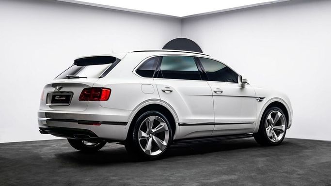 Used Bentley Bentayga I, 6.0 l, 2017 in Dubai by Al Ain Class Motors, White color. GCC Specs | AUTO.AE