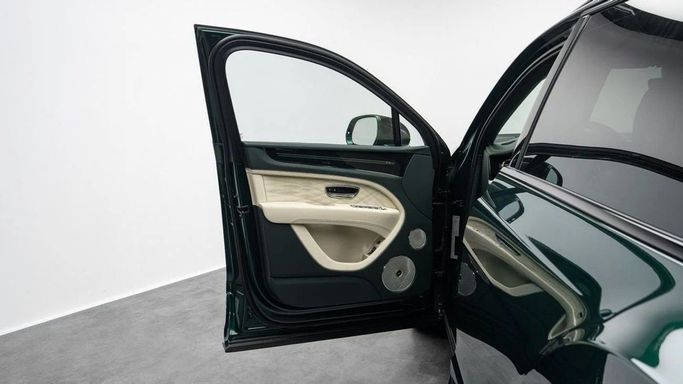 Подержанный Bentley Bentayga I Рестайлинг, 4.0 л, 2023 в Дубае от Al Ain Class Motors Зеленый цвет. Европейская | AUTO.AE