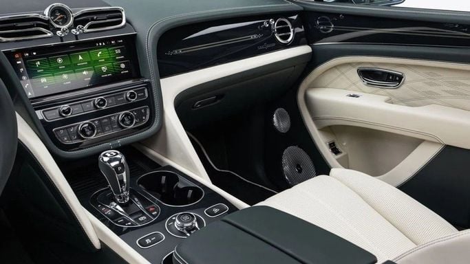 Подержанный Bentley Bentayga I Рестайлинг, 4.0 л, 2023 в Дубае от Al Ain Class Motors Зеленый цвет. Европейская | AUTO.AE