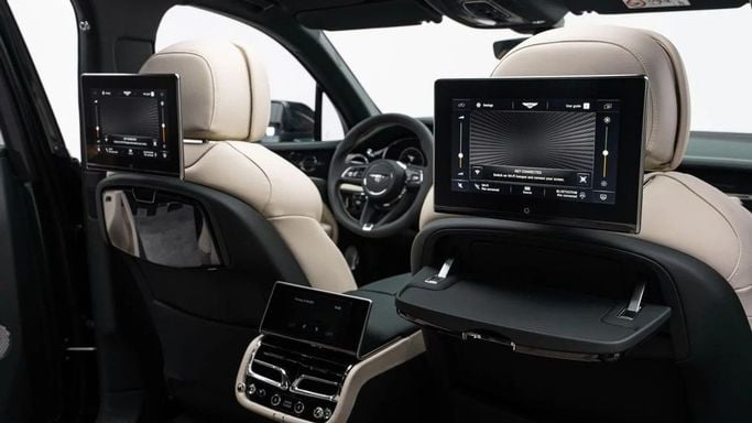 Подержанный Bentley Bentayga I Рестайлинг, 4.0 л, 2023 в Дубае от Al Ain Class Motors Зеленый цвет. Европейская | AUTO.AE