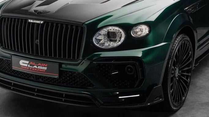 Подержанный Bentley Bentayga I Рестайлинг, 4.0 л, 2023 в Дубае от Al Ain Class Motors Зеленый цвет. Европейская | AUTO.AE