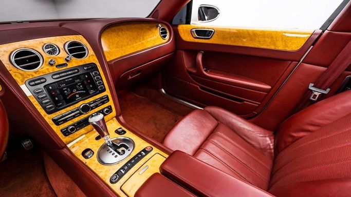 Подержанный Bentley Continental Flying Spur, 6.0 л, 2006 в Дубае от Al Ain Class Motors Белый цвет. GCC | AUTO.AE