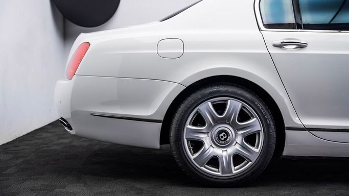 Подержанный Bentley Continental Flying Spur, 6.0 л, 2006 в Дубае от Al Ain Class Motors Белый цвет. GCC | AUTO.AE