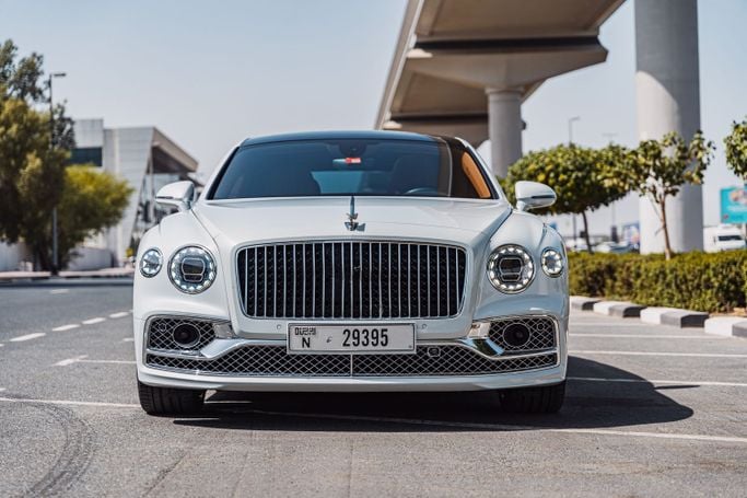Bentley Flying Spur III, 2020 седан бизнес класса в Дубае от POF RENTAL серебристый цвет | AUTO.AE