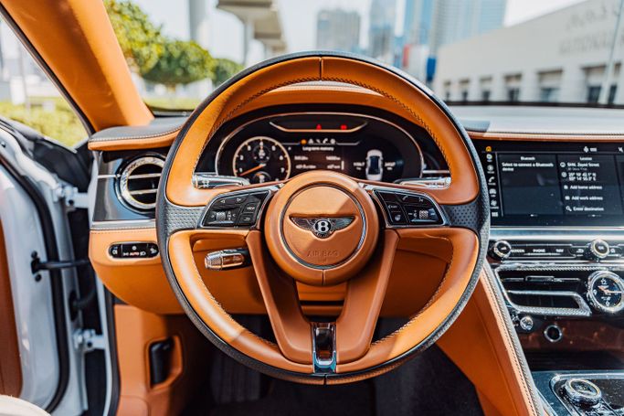 Bentley Flying Spur III, 2020 седан бизнес класса в Дубае от POF RENTAL серебристый цвет | AUTO.AE