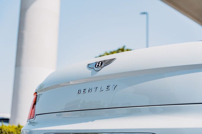 Bentley Flying Spur III, 2020 седан бизнес класса в Дубае от POF RENTAL серебристый цвет | AUTO.AE