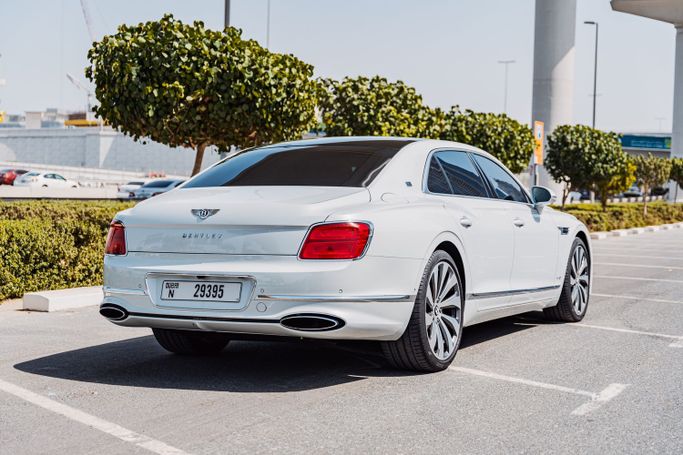 Bentley Flying Spur III, 2020 седан бизнес класса в Дубае от POF RENTAL серебристый цвет | AUTO.AE