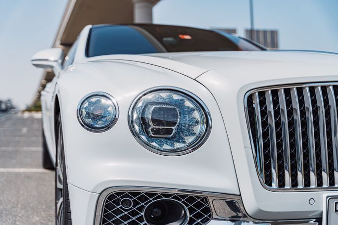 Bentley Flying Spur III, 2020 седан бизнес класса в Дубае от POF RENTAL серебристый цвет | AUTO.AE
