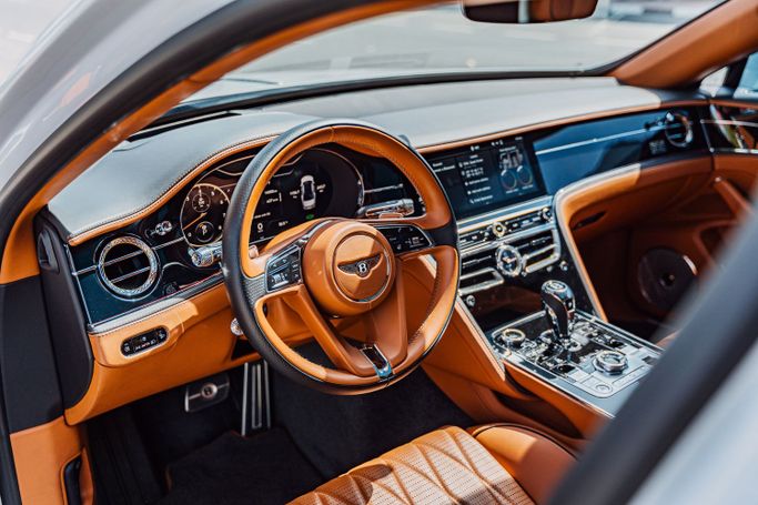 Bentley Flying Spur III, 2020 седан бизнес класса в Дубае от POF RENTAL серебристый цвет | AUTO.AE