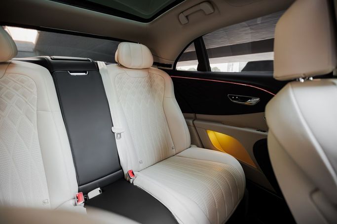 Bentley Flying Spur III, 2021 седан бизнес класса в Дубае от AVA car rental черный цвет | AUTO.AE