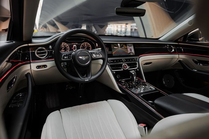 Bentley Flying Spur III, 2021 седан бизнес класса в Дубае от AVA car rental черный цвет | AUTO.AE