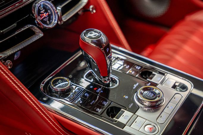 Bentley Flying Spur III, 2021 седан бизнес класса в Дубае от POF RENTAL черный цвет | AUTO.AE