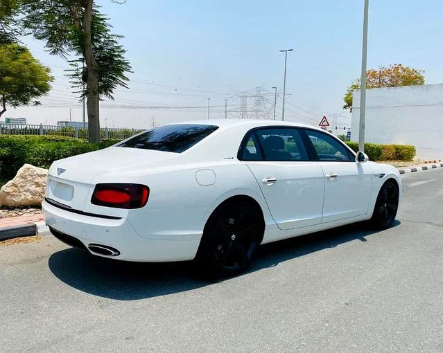 Подержанный Bentley Flying Spur II, 6.0 л, 2018 в Дубае от Formula Motors Белый цвет. Японская | AUTO.AE
