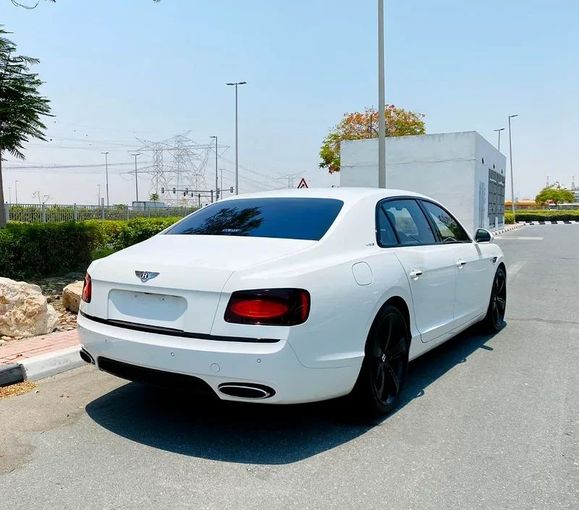Подержанный Bentley Flying Spur II, 6.0 л, 2018 в Дубае от Formula Motors Белый цвет. Японская | AUTO.AE