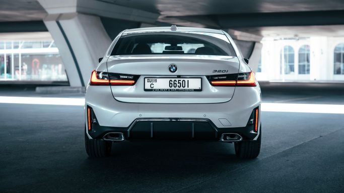 BMW 3 Series 320i VII (G2x) Рестайлинг, 2023 седан стандарт класса в Дубае от AVA car rental белый цвет | AUTO.AE