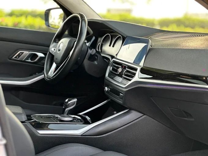 مستعملة BMW 3 Series 320i سابعاً (G2x), 2.0 l, 2020 في في دبي من Alta Class Motors، اللون أبيض. مواصفات الخليج | AUTO.AE
