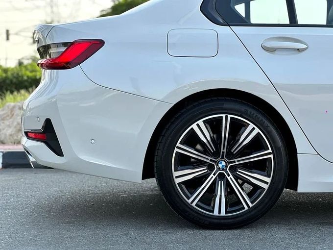 مستعملة BMW 3 Series 320i سابعاً (G2x), 2.0 l, 2020 في في دبي من Alta Class Motors، اللون أبيض. مواصفات الخليج | AUTO.AE
