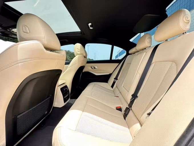 Подержанный BMW 3 Series 320i VII (G2x) Рестайлинг, 2.0 л, 2023 в Дубае от Express Motors Черный цвет. Корейская | AUTO.AE