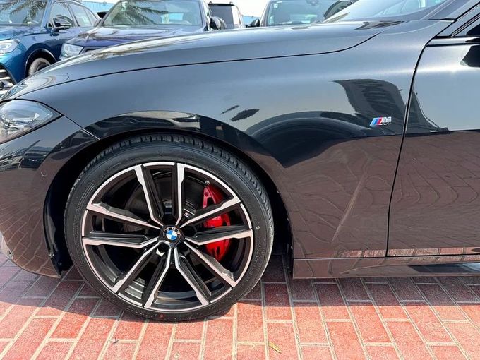 Подержанный BMW 4 Series 430i G22, G23, G26, 2.0 л, 2023 в Дубае от Nice Cars Motos Черный цвет. GCC | AUTO.AE