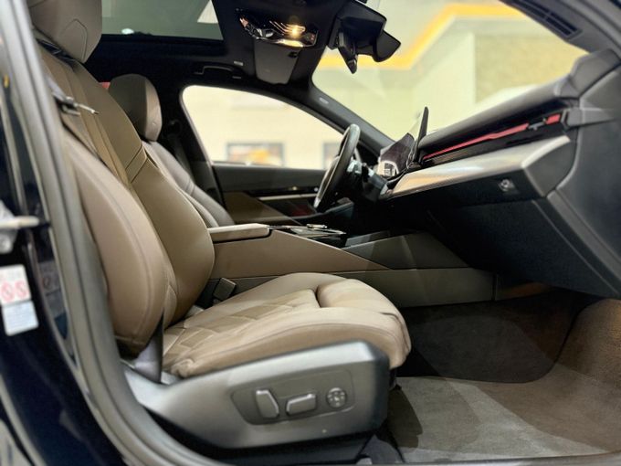 Подержанный BMW 5 Series 520i VIII (G60/G61/G68), 2.0 л, 2024 в Дубае от Empire Motors Тёмно-синий цвет. Корейская | AUTO.AE