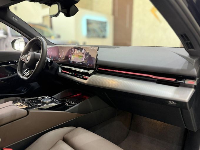 Подержанный BMW 5 Series 520i VIII (G60/G61/G68), 2.0 л, 2024 в Дубае от Empire Motors Тёмно-синий цвет. Корейская | AUTO.AE