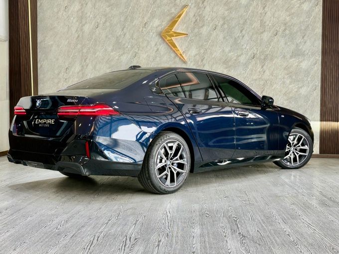 Подержанный BMW 5 Series 520i VIII (G60/G61/G68), 2.0 л, 2024 в Дубае от Empire Motors Тёмно-синий цвет. Корейская | AUTO.AE