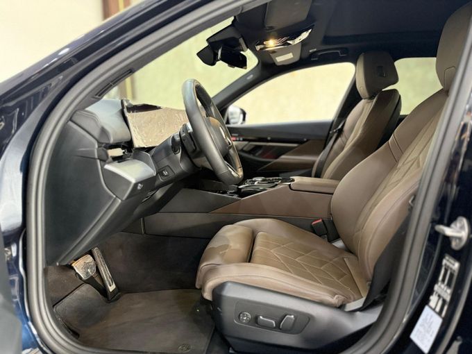 Подержанный BMW 5 Series 520i VIII (G60/G61/G68), 2.0 л, 2024 в Дубае от Empire Motors Тёмно-синий цвет. Корейская | AUTO.AE