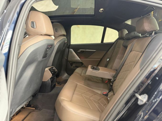 Подержанный BMW 5 Series 520i VIII (G60/G61/G68), 2.0 л, 2024 в Дубае от Empire Motors Тёмно-синий цвет. Корейская | AUTO.AE