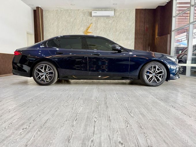 Подержанный BMW 5 Series 520i VIII (G60/G61/G68), 2.0 л, 2024 в Дубае от Empire Motors Тёмно-синий цвет. Корейская | AUTO.AE