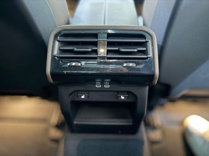 Подержанный BMW 5 Series 520i VIII (G60/G61/G68), 2.0 л, 2024 в Дубае от Empire Motors Тёмно-синий цвет. Корейская | AUTO.AE