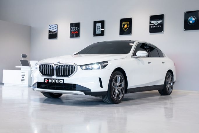 Подержанный BMW 5 Series 520i VII (G30/G31) Рестайлинг, 2.0 л, 2023 в Дубае от C7 Motors Белый цвет. Корейская | AUTO.AE