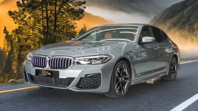 Подержанный BMW 5 Series 540i xDrive VIII (G60/G61/G68), 3.0 л, 2023 в Дубае от 777 CARS Серебристый цвет. Китайская | AUTO.AE
