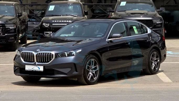 Новый BMW 5 Series 530Li VIII (G60/G61/G68), 2.0 л, 2025 в Дубае от Auto Max Group Серый цвет. GCC | AUTO.AE