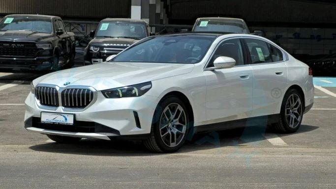 Новый BMW 5 Series 520i VIII (G60/G61/G68), 2.0 л, 2025 в Дубае от Auto Max Group Белый цвет. GCC | AUTO.AE