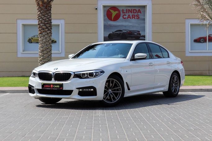 Подержанный BMW 5 Series 520i VII (G30/G31), 2.0 л, 2018 в Дубае от Linda Cars Белый цвет. GCC | AUTO.AE