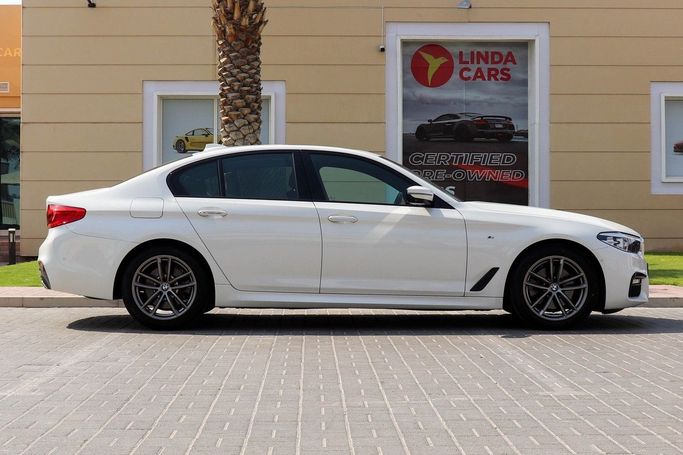 Подержанный BMW 5 Series 520i VII (G30/G31), 2.0 л, 2018 в Дубае от Linda Cars Белый цвет. GCC | AUTO.AE