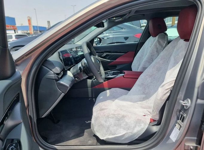Новый BMW 5 Series 530i VIII (G60/G61/G68), 2.0 л, 2025 в Дубае от Auto Gallery DXB Серый цвет. GCC | AUTO.AE
