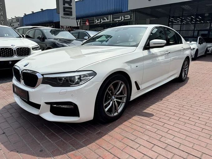 Подержанный BMW 5 Series 520i VII (G30/G31), 2.0 л, 2018 в Дубае от Nice Cars Motos Белый цвет. GCC | AUTO.AE