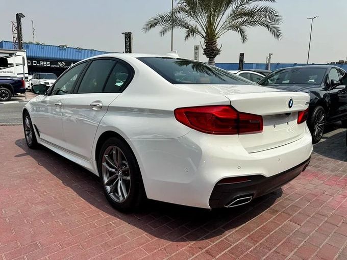Подержанный BMW 5 Series 520i VII (G30/G31), 2.0 л, 2018 в Дубае от Nice Cars Motos Белый цвет. GCC | AUTO.AE