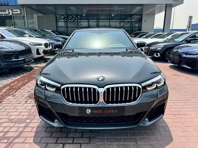 Подержанный BMW 5 Series 520i VIII (G60/G61/G68), 2.0 л, 2023 в Дубае от Nice Cars Motos Черный цвет. GCC | AUTO.AE