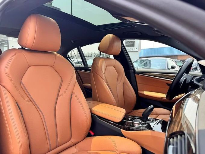 Подержанный BMW 5 Series 520i VIII (G60/G61/G68), 2.0 л, 2023 в Дубае от Nice Cars Motos Черный цвет. GCC | AUTO.AE