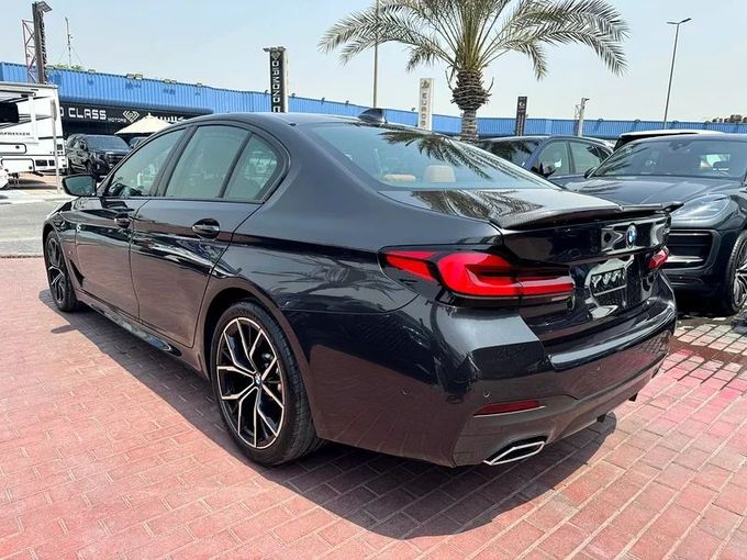 Подержанный BMW 5 Series 520i VIII (G60/G61/G68), 2.0 л, 2023 в Дубае от Nice Cars Motos Черный цвет. GCC | AUTO.AE
