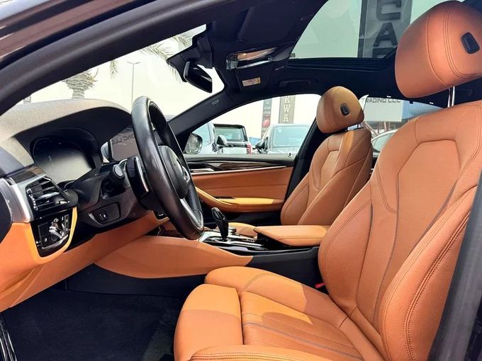 Подержанный BMW 5 Series 520i VIII (G60/G61/G68), 2.0 л, 2023 в Дубае от Nice Cars Motos Черный цвет. GCC | AUTO.AE