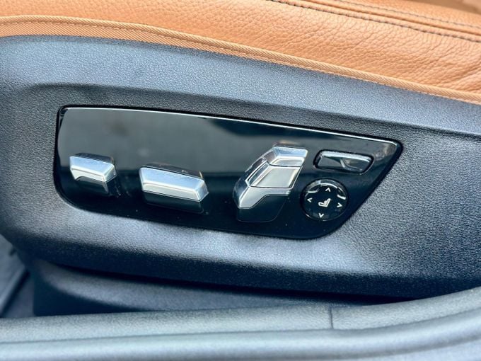 Подержанный BMW 5 Series 520i VII (G30/G31) Рестайлинг, 2.0 л, 2023 в Дубае от Express Motors Черный цвет. Корейская | AUTO.AE