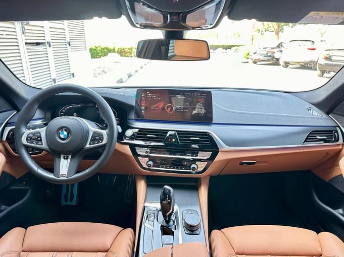 Подержанный BMW 5 Series 520i VII (G30/G31) Рестайлинг, 2.0 л, 2023 в Дубае от Express Motors Черный цвет. Корейская | AUTO.AE
