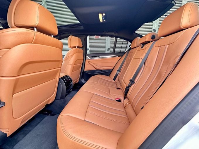 Подержанный BMW 5 Series 520i VII (G30/G31) Рестайлинг, 2.0 л, 2023 в Дубае от Express Motors Черный цвет. Корейская | AUTO.AE