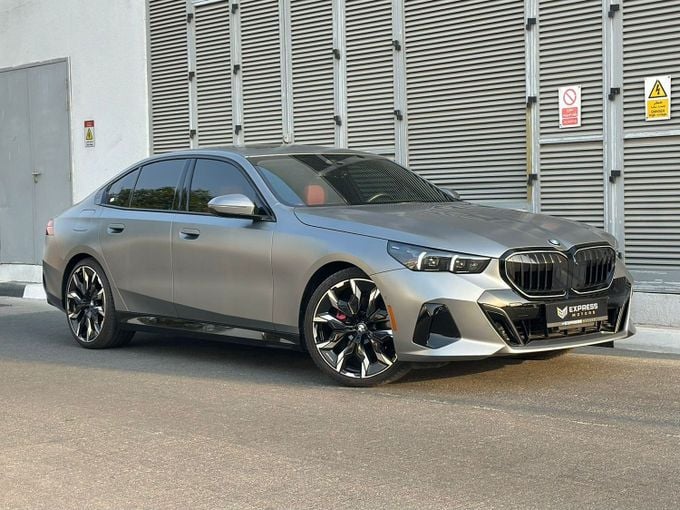 Подержанный BMW 5 Series 530i VIII (G60/G61/G68), 2.0 л, 2024 в Дубае от Express Motors Серый цвет. Американская | AUTO.AE