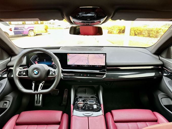 Подержанный BMW 5 Series 530i VIII (G60/G61/G68), 2.0 л, 2024 в Дубае от Express Motors Серый цвет. Американская | AUTO.AE