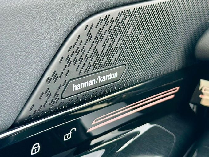 Подержанный BMW 5 Series 530i VIII (G60/G61/G68), 2.0 л, 2024 в Дубае от Express Motors Серый цвет. Американская | AUTO.AE